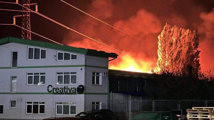 Požar u Bihaću: Gori hala fabrike 