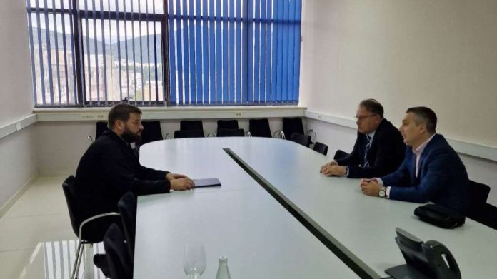Premijer Nikšić i ministar Dizdar: Starješini Saborne crkve Dušku Kojiću uručili ugovor u iznosu od 50.000 KM