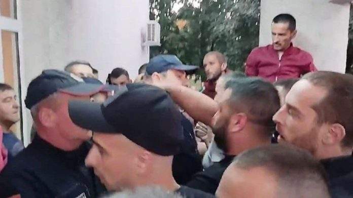 Protesti u Nikšiću zbog smrti bebe, intervenisala policija