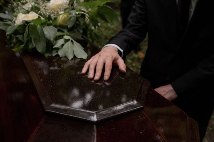
          Skoro sahranili živu ženu: Radnik na groblju primijetio da diše        