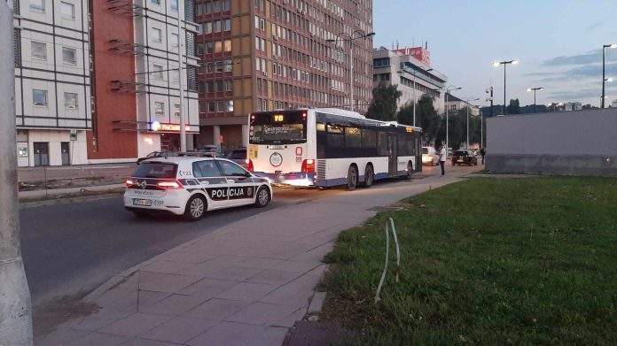 Sudar autobusa i automobila u Sarajevu, policija izašla na teren