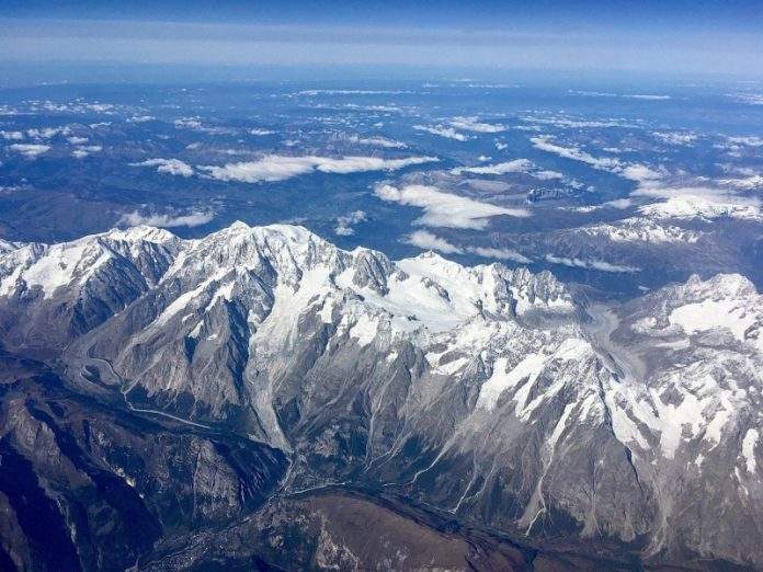 
          Najviši vrh Alpa Mont Blanc se smanjio više od dva metra za dvije godine        