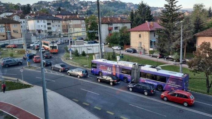 Nesreća na kružnom toku u naselju Hrasno prouzrokovala velike gužve