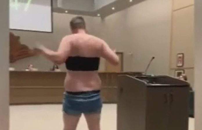 
          Otac se svukao pred školskim odborom da bi se svađao zbog kodeksa oblačenja        