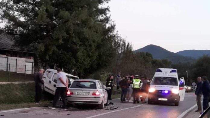 Težek udes kod Tuzle: Pet osoba povrijeđeno u sudaru dva automobila