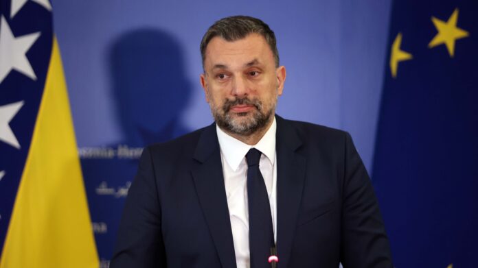 Konaković: Na funkcije su imenovali žene, rodbinu, badže i oni su 