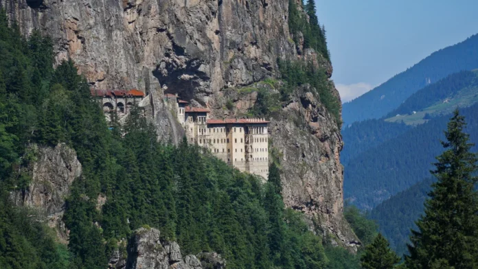 SVECIMA NA IKONAMA NEDOSTAJU OČI, NIKO NE ZNA ZBOG ČEGA: Misterija manastira koji visi nad PROVALIJOM (FOTO)