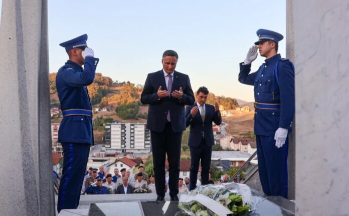 Bužim: Bećirović odao počast heroju odbrambeno-oslobodilačkog rata Izetu Naniću
