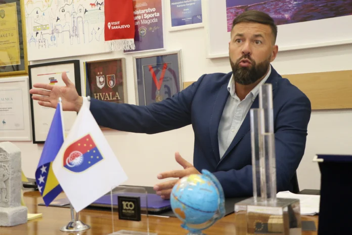 Dio kriminalne grupeMaloljetni sin ministra Kenana Magode uhapšen zbog sumnje da je podmetnuo požar u fabrici jahti u Vitezu