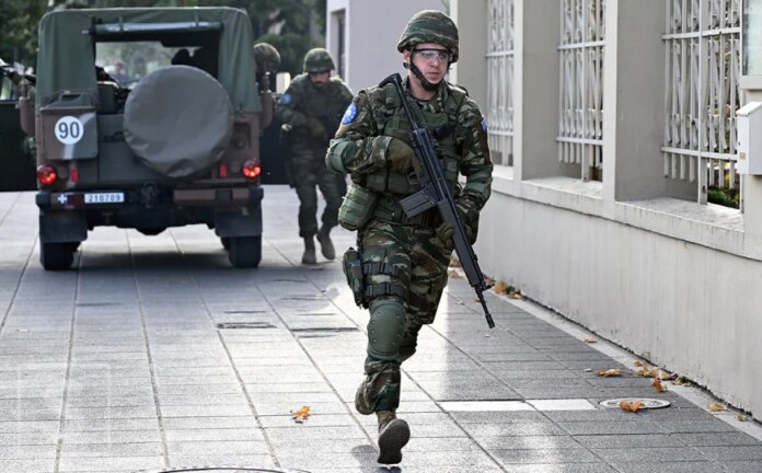 EUFOR ispred Grčke ambasade: “Evakuirali smo ambasadora i prebacili ga na sigurnu lokaciju”
