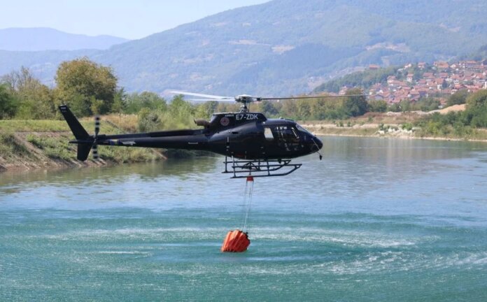 Helikopter Civilne zaštite ZDK nakon 11 preleta ugasio požar kod Goražda
