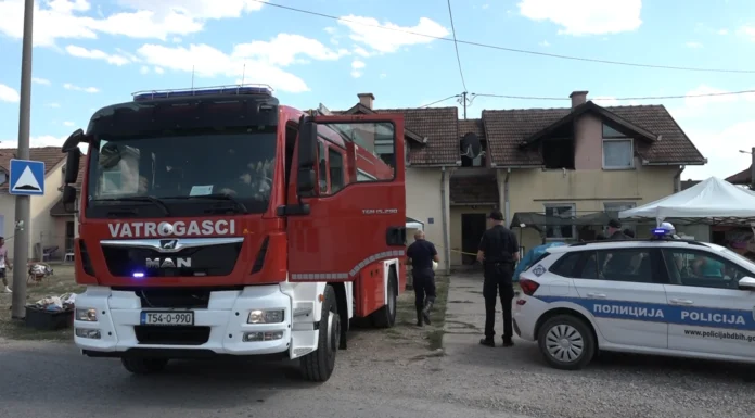 Naselje IviciDrama u Brčkom: Muškarac povrijeđen dok je s bebom skakao kroz prozor bježeći od požara