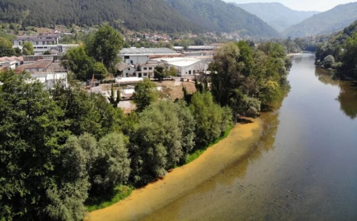 Neretva promijenila boju: Otpadne vode ponovo završile u rijeci?