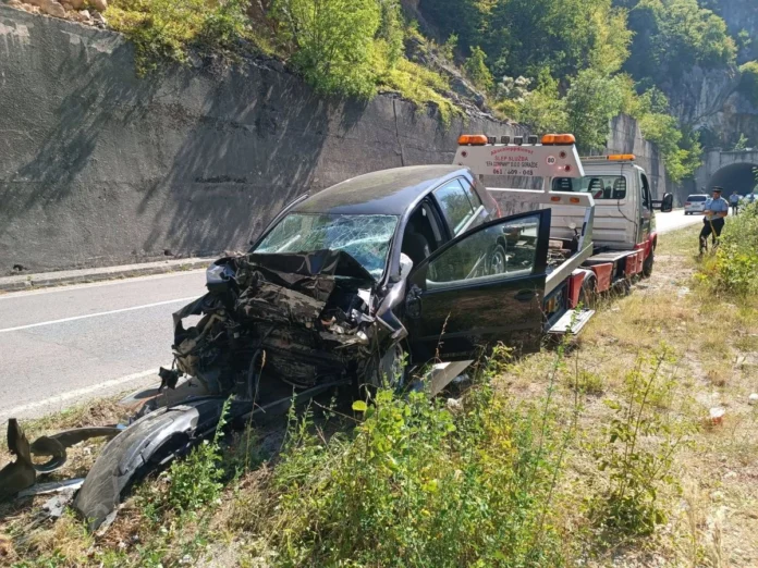 Obustavljen saobraćajNesreća kod Banovića: U sudaru s autobusom poginuo vozač automobila