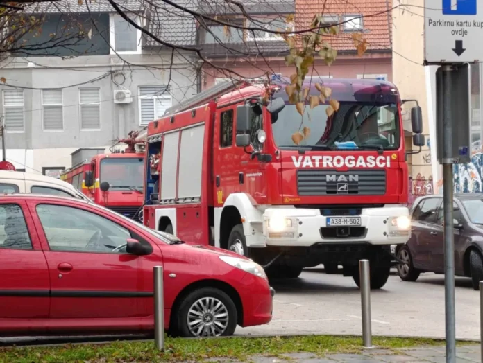 Potvrdili u MUP-u KSPožar kod RTV Doma u Sarajevu: Gori trava i nisko rastinje, vatrogasci na terenu