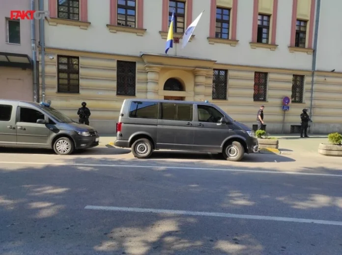 Potvrđeno za FaktorOsumnjičeni za podmetanje požara: Maloljetnici, među kojima je i sin ministra Magode, predati Tužilaštvu KS