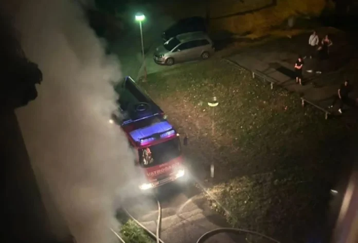 PožarGorio stan u sarajevskom naselju Saraj Polje, stanari izašli ispred zgrade