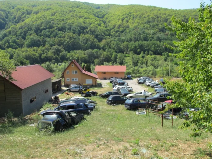 Pretresi u Foči: Oduzeto 11 vozila i tablice Velike Britanije, uhapšen državljanin BiH i Srbije