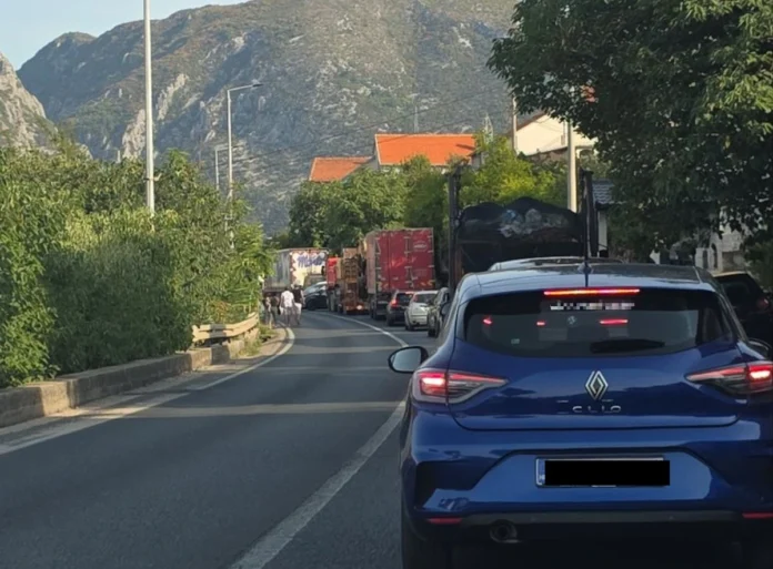 Radi se uviđajTeška saobraćajna nesreća u Mostaru, jedna osoba poginula