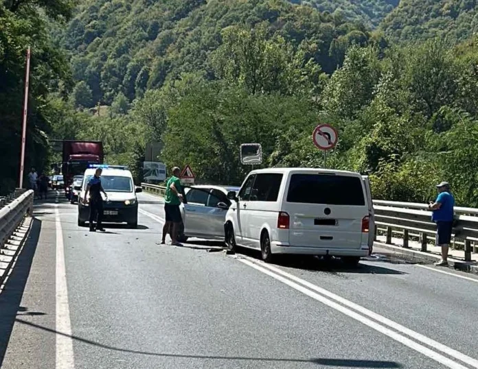 Saobraćaj obustavljenSudar u Vranduku, tri osobe prevezene u bolnicu