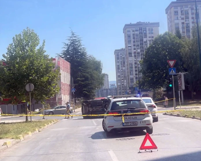 Saobraćajna nesreća kod zgrade Hitne pomoći u Sarajevu, jedno vozilo se prevrnulo