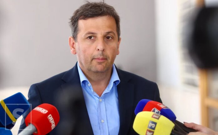 Sramotni tekst Nebojše Vukanovića o zločincu Mladiću: Smrt krvnika pretvorio u hvalospjev