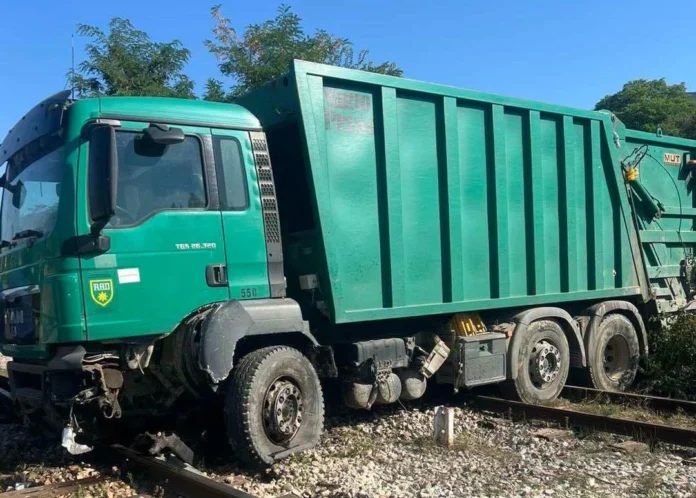 Sudar u Semizovcu: Kamion KJKP Rad završio na šinama, uhapšena jedna osoba