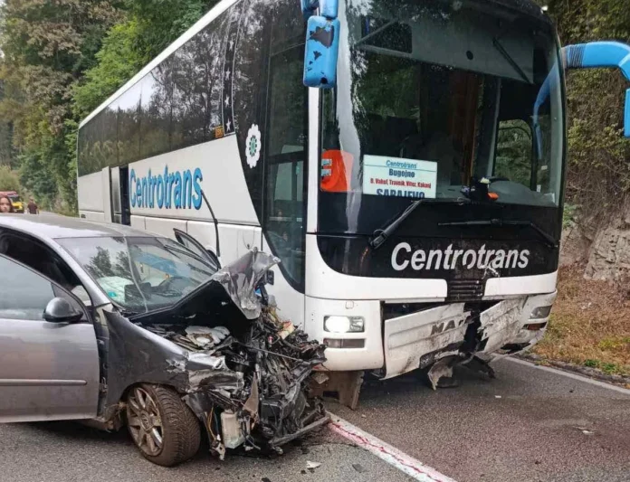 Težak udes autobusa i automobila kod Travnika, totalna obustava saobraćaja