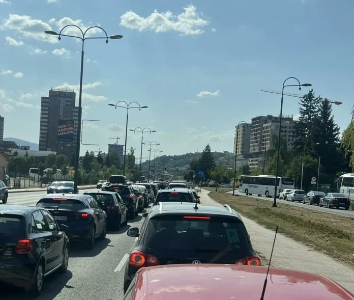 U nesreći u sarajevskoj Drinskoj ulici povrijeđena jedna osoba, saobraćaj potpuno obustavljen