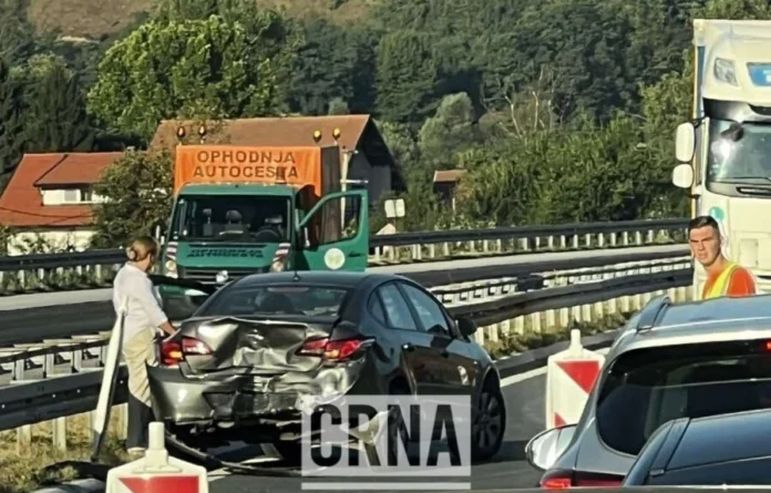 Uviđaj u tokuUdes na autocesti kod Kaknja, dvije osobe povrijeđene