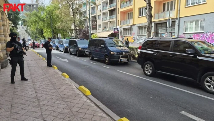 Velika akcija u dva kantonaŠmrk i ostali: Pogledajte dovođenje uhapšenih u Tužilaštvo KS