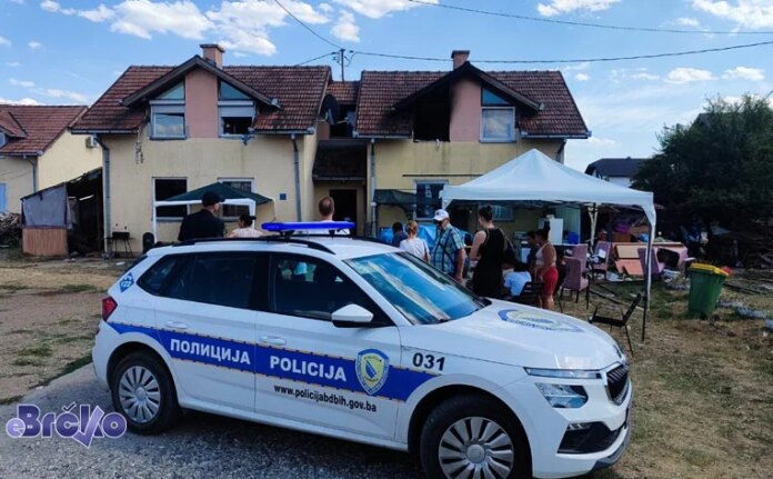 Veliki požar u Brčkom: Stanar skočio kroz prozor spašavajući jednogodišnje dijete