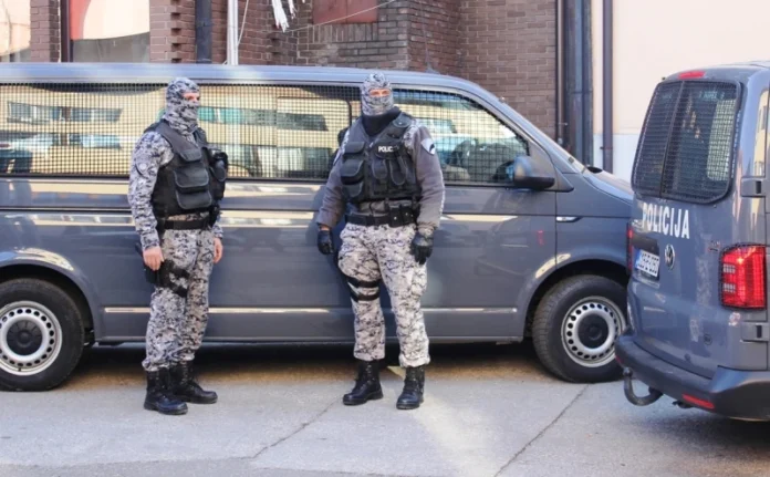 Akcija u tokuPolicija pretresa u Banovićima i Živinicama zbog mita i prevare u privrednom poslovanju, na meti i policijski službenik