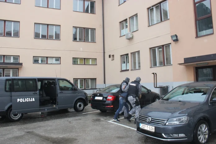 Bit će predat Tužilaštvu TKNakon pretresa u Živinicama i Banovićima: Uhapšen policajac Elvis Saletović, sumnjiče ga za dva krivična djela
