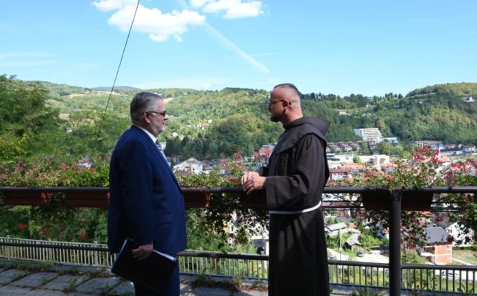 Crishock posjetio Fojnicu: “Građani zalužuju da imaju porodice u zajednici koja napreduje”