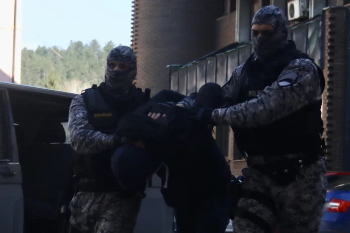 Drama u BanovićimaKomšija ga upozorio da ne vozi brzo u blizini škole, on uzvratio bokserom i potezanjem noža