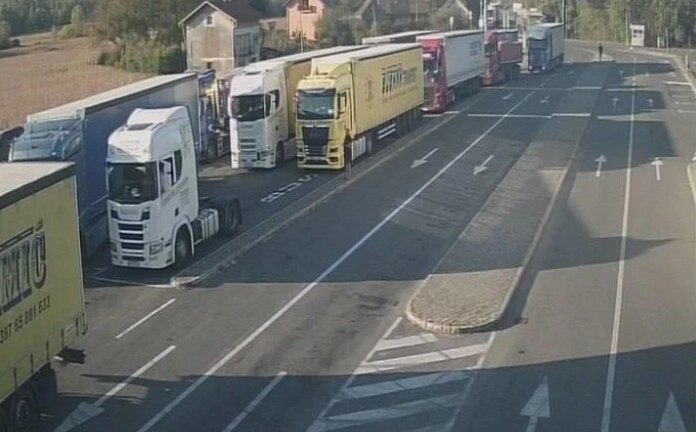 Duge kolone vozila na graničnim prelazima Velika Kladuša i Gradina