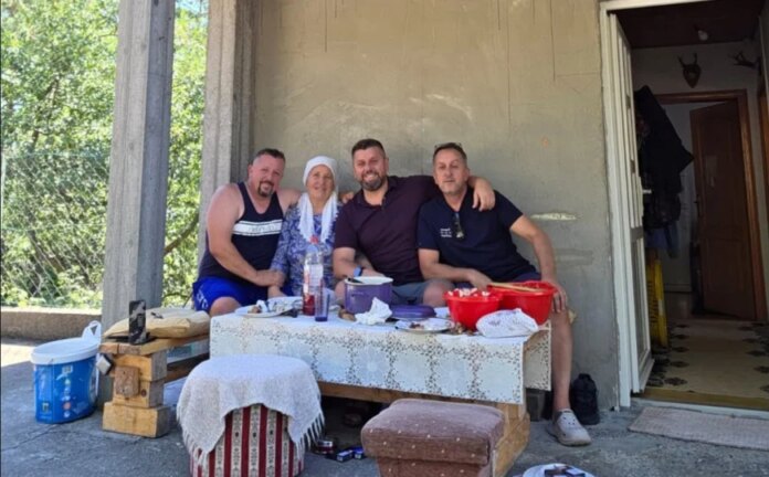 Duraković objavio fotografiju s majkom i braćom: “Život nam nije bio lagan, ali imamo jedni druge”