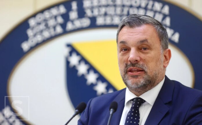 Konaković: “Predugo smo takve puštali u cipelama u džamije”