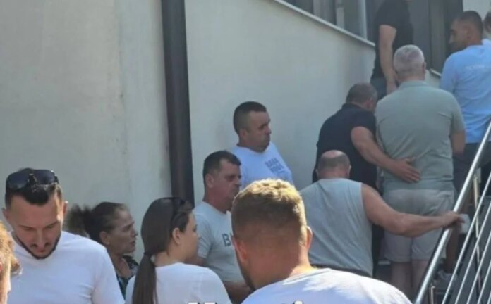 Krajišnici velikog srca: Građani na vrućini čekaju u redu kako bi darovali krv za stradalu djecu