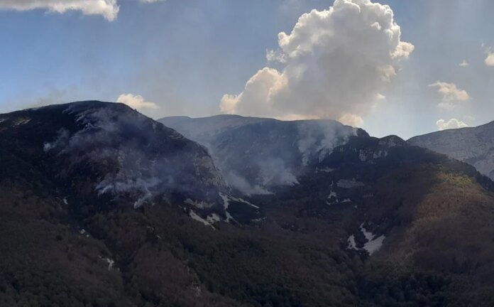 Oružane snage BiH gase požar na Blidinju: Izbačeno 11.000 litara vode