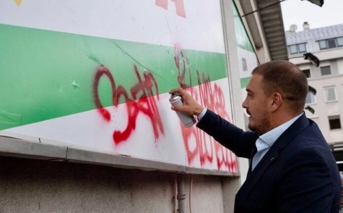 Performans u Sarajevu: Kapidžić i Zahiragić uzeli sprej i na plakat dopisali “pa makar bilo bolje”