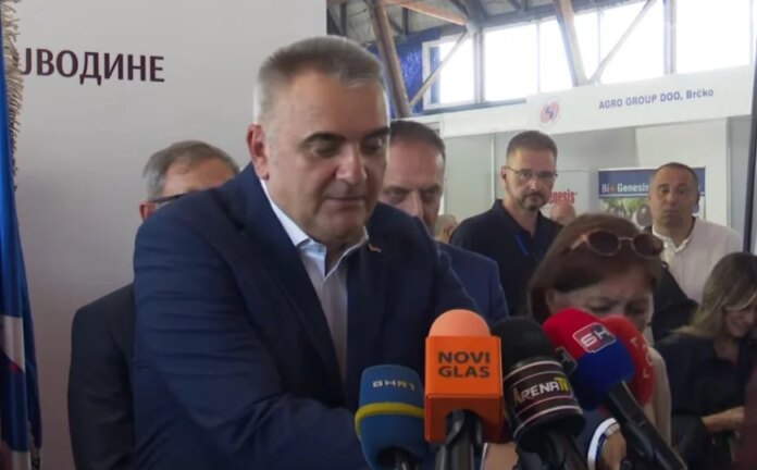 Predizborna kampanja se zahuktava: Savo Minić srušio mikrofon pa odahnuo: “Sreća pa nije”