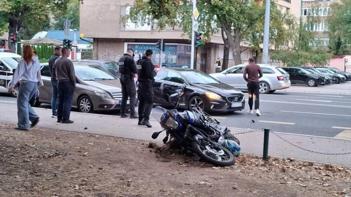 SarajevoNesreća u naselju Kovačići: Vozač motora povrijeđen nakon sudara s dva automobila
