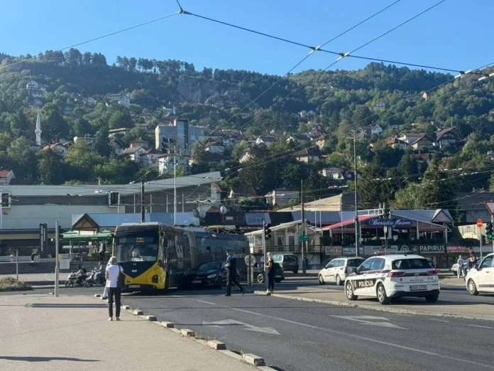 SarajevoNezgoda na Skenderiji: Auto udarilo u trolejbus