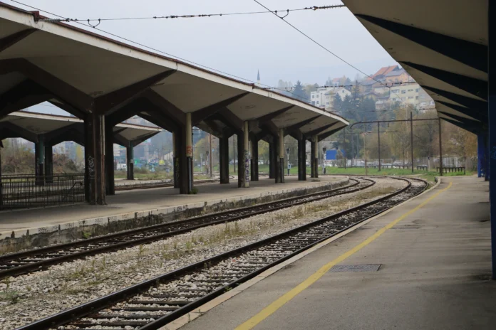 Tragedija kod ZeniceSmrtno stradao radnik Željeznica FBiH, povrijedio se motornom pilom, iskrvario na licu mjesta