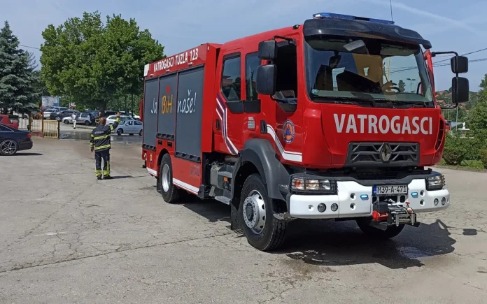 U naselju GrabovicaTuzlanski vatrogasac preminuo tokom akcije gašenja požara