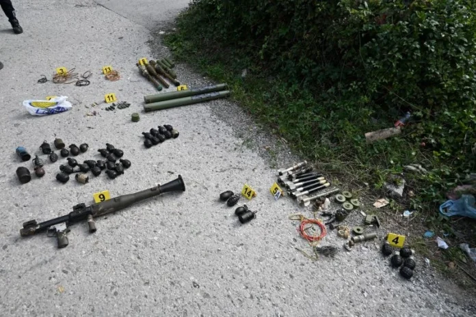 Uhapšene dvije osobeAkcija policije u ZDK: Tokom bjekstva iz automobila izbacivao bombe, zolje, bacač raketa…