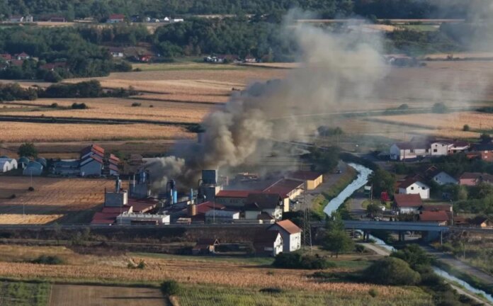 Veliki požar u Bijeljini: Gori pilana, vatrogasci na terenu