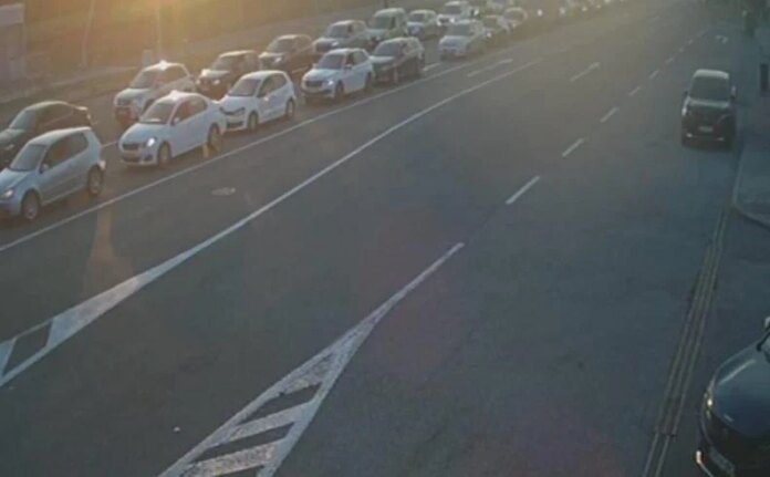 Vozači, naoružajte se strpljenjem: Duga kolona putničkih vozila na graničnom prijelazu Izačić